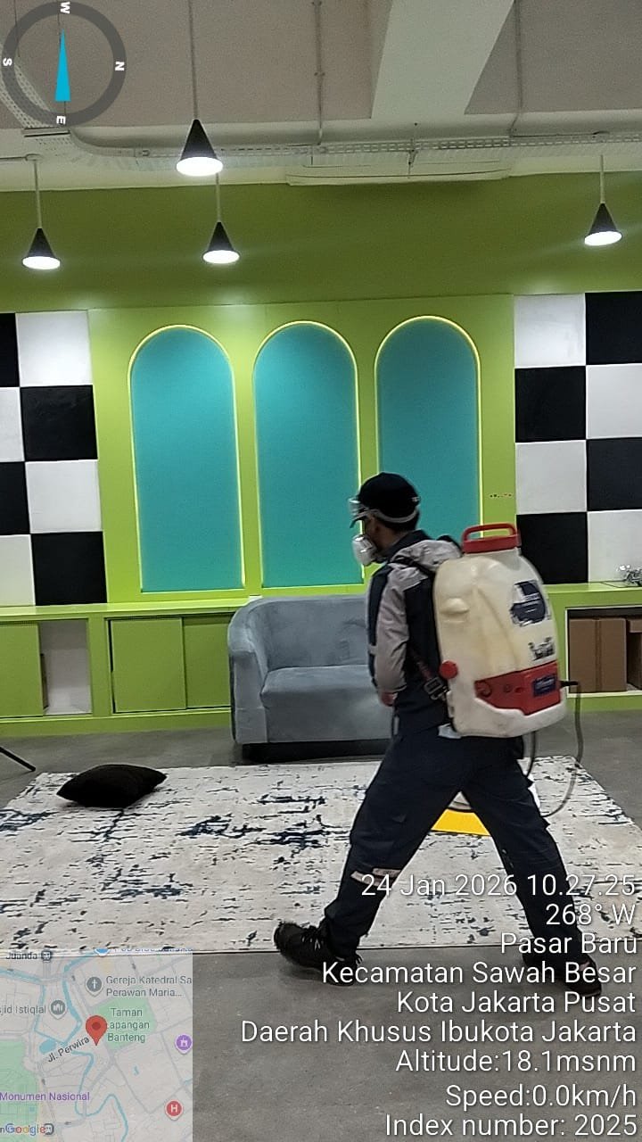 Teknisi Essindo Pest Control sedang melakukan treatment anti rayap pada bangunan di Jakarta.