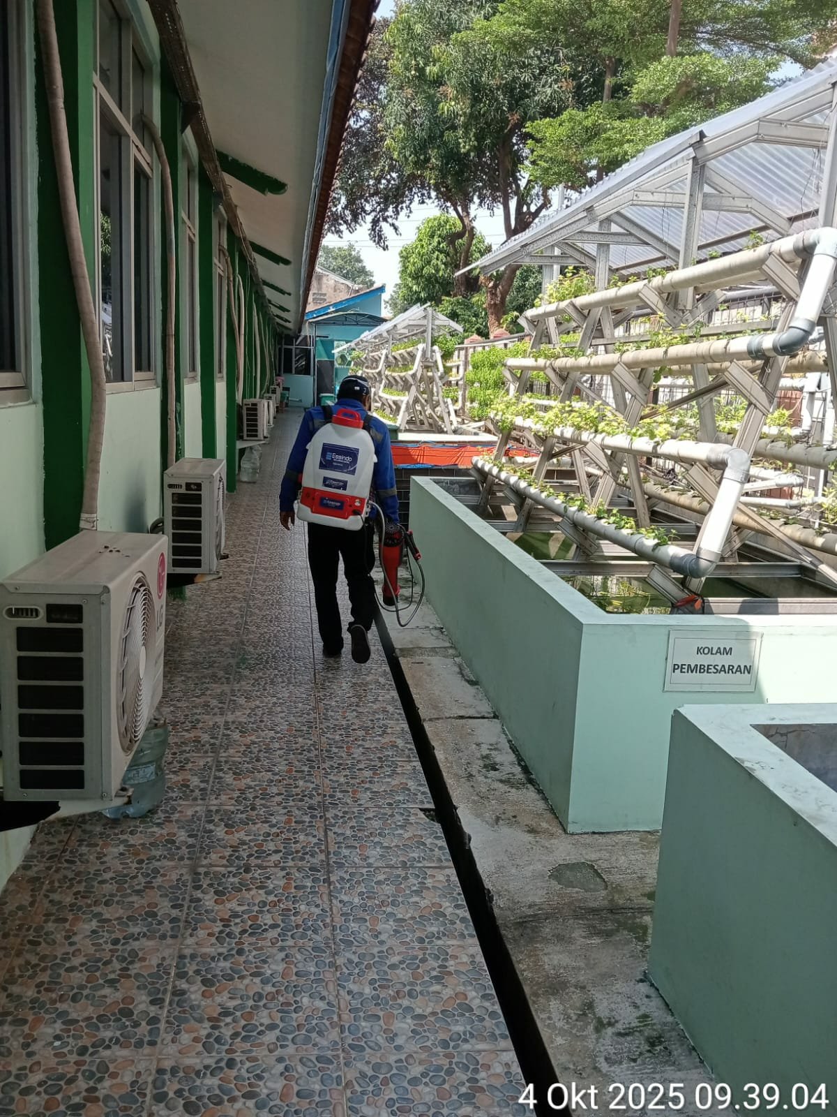 Teknisi Essindo Pest Control melakukan inspeksi hama gudang dan kumbang kayu di sebuah gudang logistik.